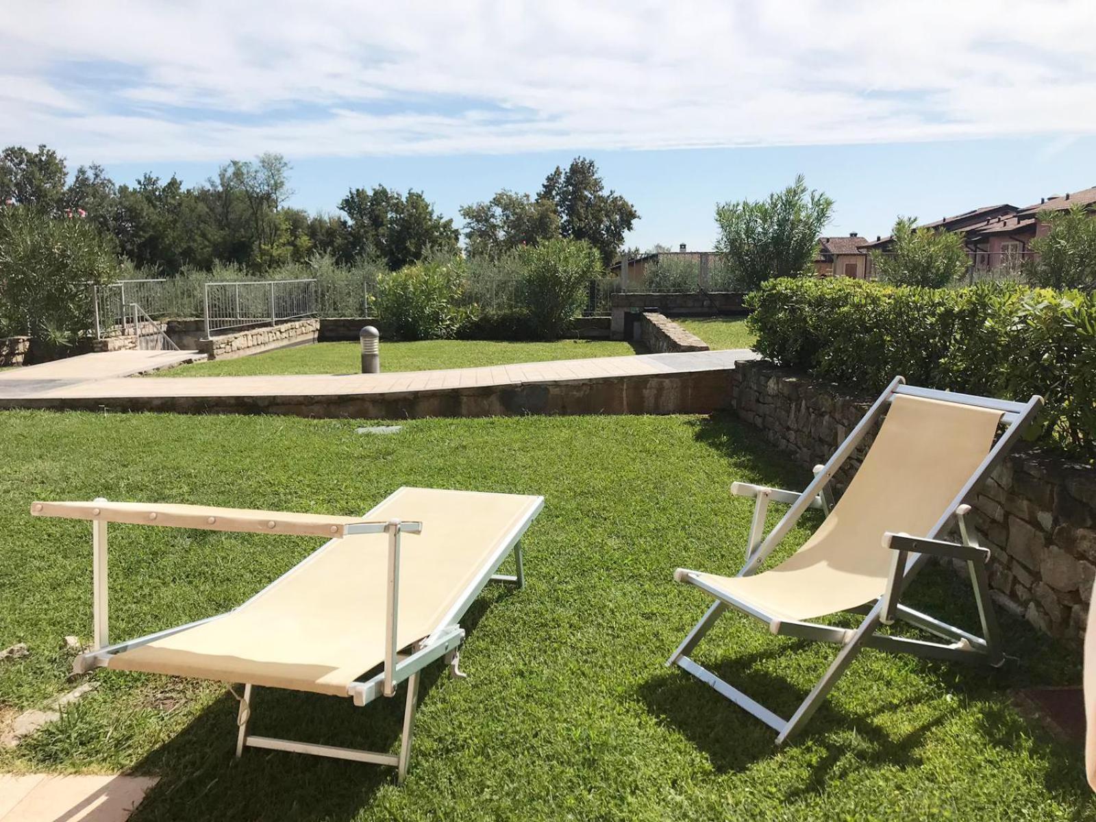 The Flowers - Apartments With Private Garden In Residence With Pool Manerba del Garda Exterior foto